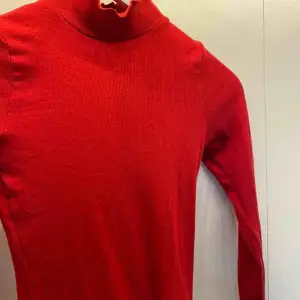 Tröjor från Hollister röd och militär grön, frakt 30kr, 80kr/st
