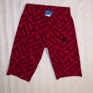 adidas cykelbyxor  - trendiga röda cykelbyxor från adidas, aldrig använda! köparen står för frakten🦋💕