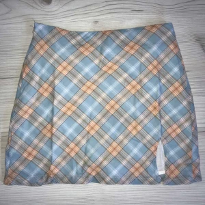 Rutig kjol - Säljer två likadana kjolar, helt oanvända och kommer i originalförpackning. Är i storlek S men passar XS bättre!