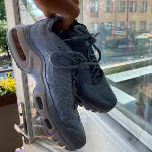 Nike skor - Ljusblåa Nike Tn Air🪐🪐 De använda ett fåtal gånger men har konstigt nog redan ett litet hål längst fram på höger sko:(( Priset går att diskuteras!!!!