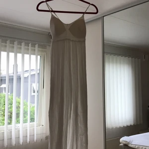 Klänning - En lång och vit klänning från newyorker! Storlek S