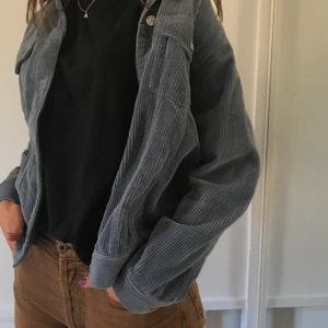 Jacka  - Jätteskön jacka i manchester tyg. Använd sparsamt och säljer då den inte längre kommer till användning. 