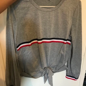 Långärmad grå tröja  - Oanvänd och köpt utomlands i storlek medium. Passar S och M 