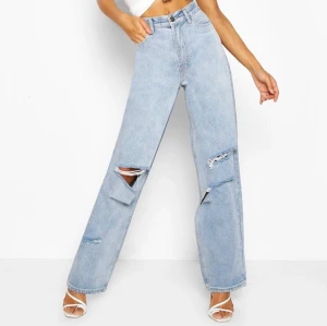 Boyfriend jeans tall från boohoo - Köpta oanvända här på plick och endast använda några gånger av mig då de är för stora. Står 36 men skulle mer säga 38, de är också väldigt långa på mig som är 165 cm. Färgen visas bäst på andra bilden. Möts i Stockholm annars betalar köpare frakt. 