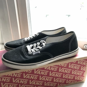 Vans  - Svarta Vans i bra skick. Använda fåtal gånger. Storlek 7 i US Dam = 37,5. Frakt ingår👟👟