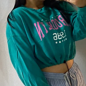 Tröja - Man kan ha den löst och tajt du bestämmer själ jätte fin och passar bra till svarta jeans. 