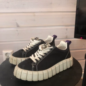 Eytys skor  - Eytys skor i modell odessa. Använda, men sparsamt använda skor. Kommer tvättas innan jag skickar dem😊 har tyvärr inte original skokartongen kvar men du får med påsen som medföljer vid köp på Eytys🥰 har inte räknat med fraktavgiften i detta pris! 