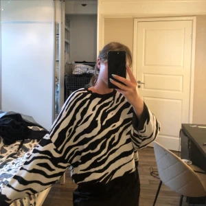 Zebra stickad tröja - En stickad tröja från Gina Tricot i zebra mönster. Storlek M men passar även Xs-S beroende på hur man vill att den ska passa. Frakt tillkommer