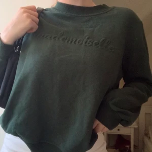 vintage tröja - grön vintage sweatshirt som används alldeles för sällan :( den är inte smutsig på bilden utan det är ljuset! köparen står för frakten💗 