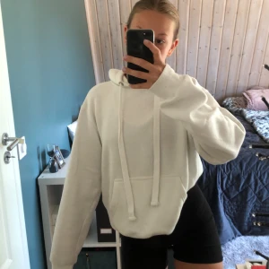 Vit hoodie - Från boohoo, är i vanligt hoodimaterial som är tjockt, tåligt men luftigt. Storlek S, men är overzised så typ storlek M. Väldigt skön och har används och typiskt mig så har den två inte så stora fläckar på ärmen (se bild 3). Frakt=66kr. 