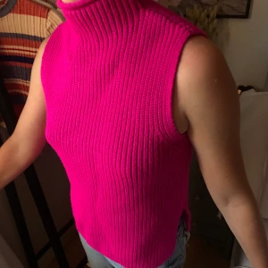 Stickad väst - Rosa stickad väst med polokrage den Zara. Storlek S. Bara testad. Har slits på sidorna. BUD: