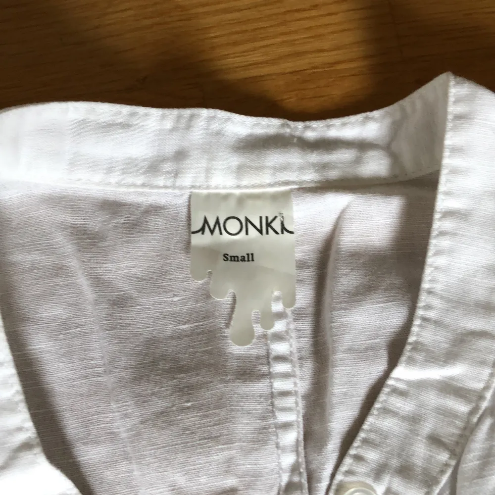 Vit asymmetrisk skjorta från Monki stl S. . Skjortor.