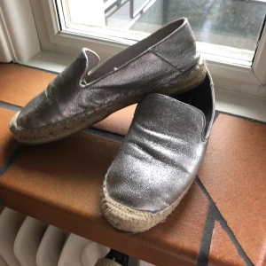 Silvriga espadrillos - St 38. Så snygga och sköna men passar inte på min fot tyvärr