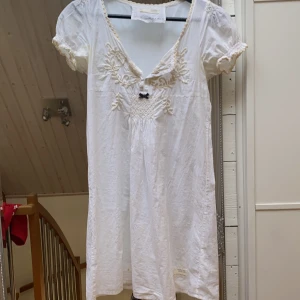 Klänning från odd Molly storlek 34 - Vit super gullig klänning från odd Molly i  storlek 34. Superfin u-ringning. Köpt för 1200