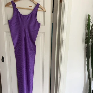 Lila bodycon jumpsuit  - Lila såå cool bodycon jumpsuit som jag har köpt av JOY M'BATHA och hon bland annat burit på scen. Uppskattar den till S/M. Har några små fläckar därav priset. 