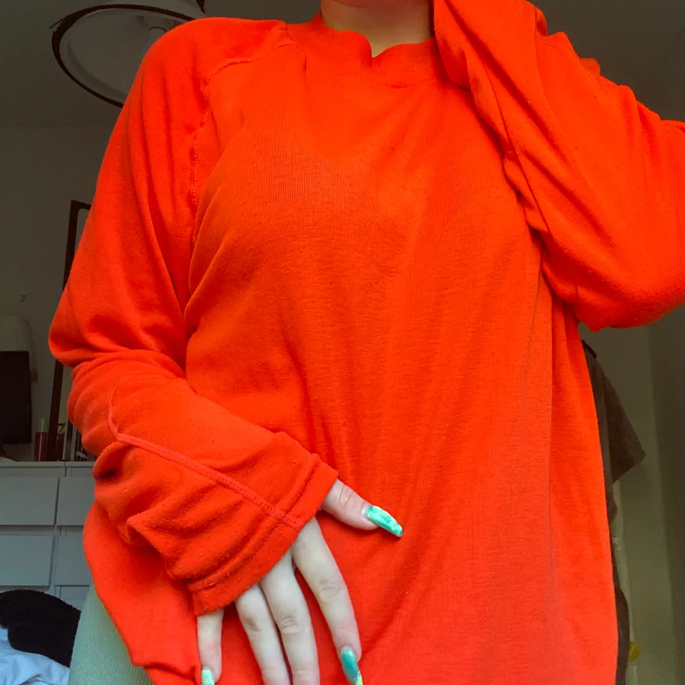 Fin neon orange med sånt mjukt hoodie material på insidan so Cute . Tröjor & Koftor.