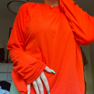 Orange oversize tröja  - Fin neon orange med sånt mjukt hoodie material på insidan so Cute 