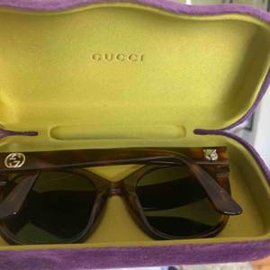 Säljer min Gucci solglasögon för att jag inte använder dom. Köpta för 3500kr på Paris flygplats på Gucci butiken eftersom jag inte har kvittot har jag ganska lågt pris men som ni kan se finns alla tillbehör med :) 