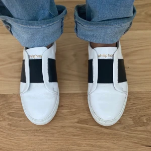 Philip Hog sneakers - Philip Hog Stockholm sneakers strl 37, sparsamt använd jättebra skick. Nypris 1000, kan fraktas. 🤩 påminner om valentino sneakers