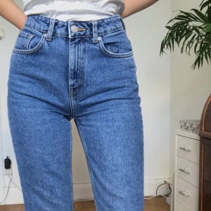 Straight leg jeans - Jeans i modellen Voyage i perfekt blå jeans färg. Jag är 170 cm och är vanligtvis en storlek S. Rejält tyg. Bra kvalite. Frakt tillkommer. Möts på södermalm 💞💞💞 