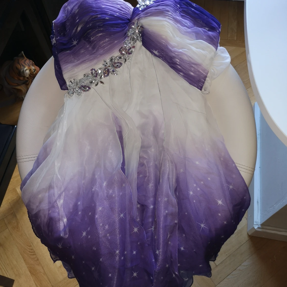 Klänning med glitterdetaljer