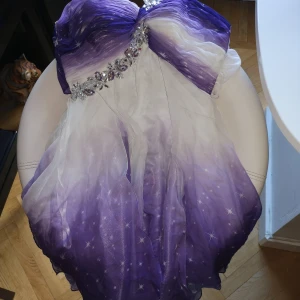 Klänning med glitterdetaljer - Köpte för några år sedan till balen men använde en annan klänning. Säljer för passar inte längre. Etiketten sitter kvar. 