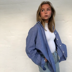 Oversized skjorta  - Oversized blårutig skjorta. Inga slitningar eller liknande, alltså är den i ett fräscht skick! Skriv om du har några frågor:) frakt står köparen för