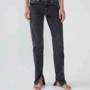  - Snygga och populära gråa jeans från zara med slits!!! Det är i bra skick och sitter bra i längden på mig som är 170. Köpare står för frakt ☺️ (skriv för bättre bilder) 