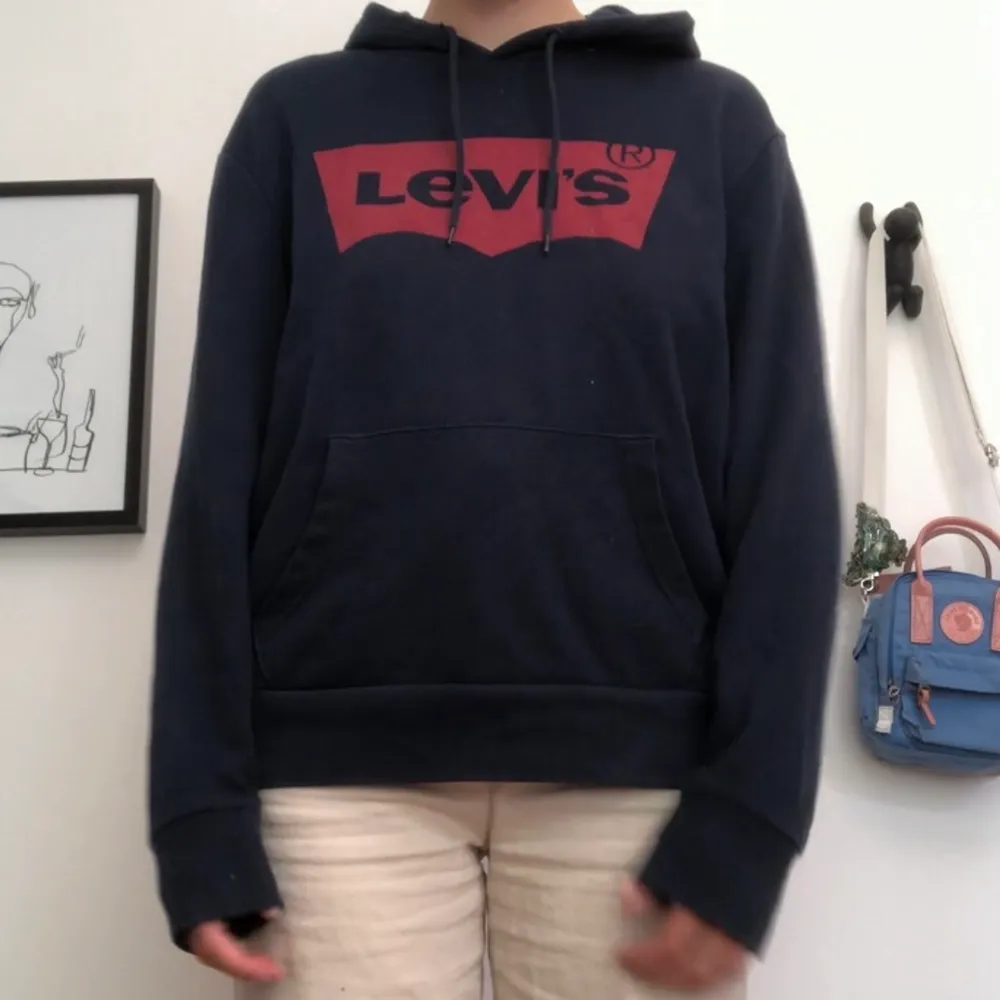 Såå mysig och snygg Levis hoodie, jättebekväm. Sitter snyggt och lagom oversized på mig som är M. Tröjor & Koftor.