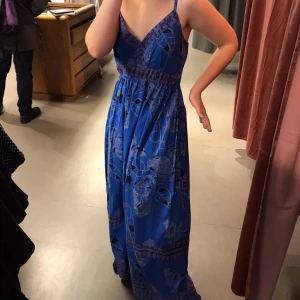 Lång sommarklänning - Säljer denna underbara klänning för att den inte kommer till användning. Frakt tillkommer med 44 kr eller kan hämtas i Göteborg✨