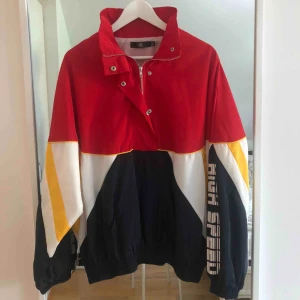  - Skön windbreaker från Missguided i storlek 38 med dragkedja som går halva vägen ner. 