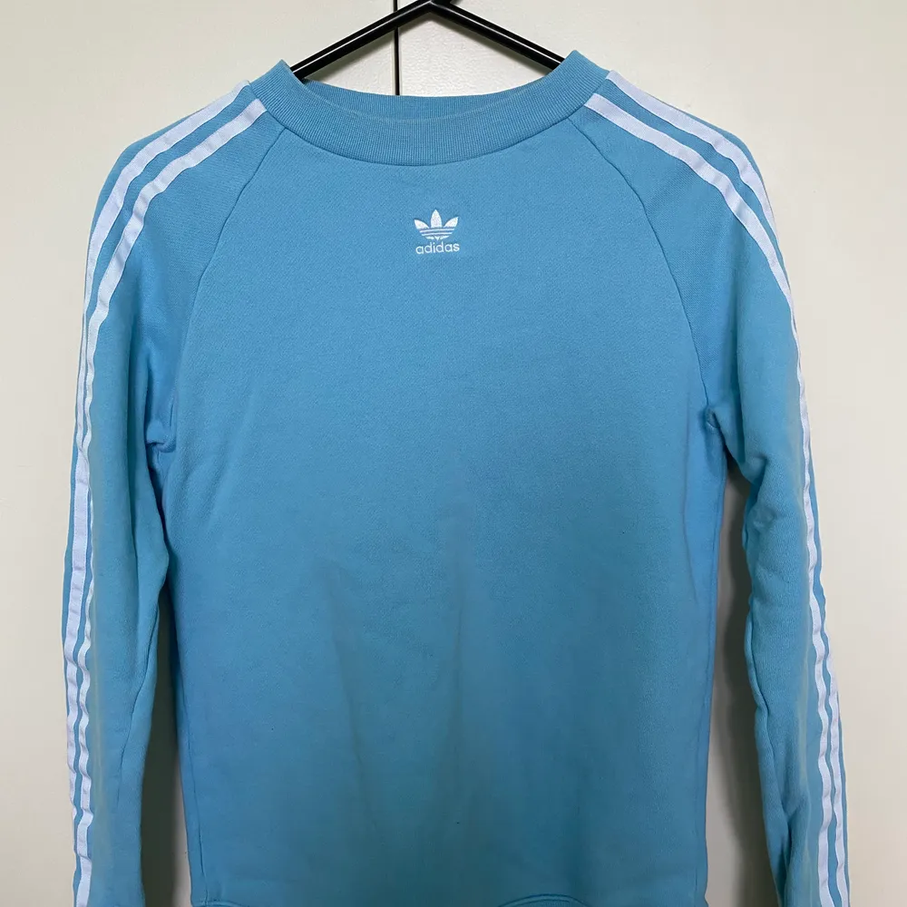 Jättefin blå adidas tröja, köptes på adidas butiken i Stockholm för 549kr. Inte sliten och inte så använd. Den är i storlek 34. Frakten är 66kr!💙. Tröjor & Koftor.