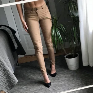 Bruna jeans  - Bruna jeans från H&M, storlek 34. Basic. Priset är exklusive frakt, 63kr. 