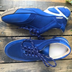 Axel Arigato Sneakers - ALDRIG förut använda sneakers från märket Axel Arigato! Storleken är liten så de passar mig som har 40 perfekt. Säljes eftersom de ej kommer till användning.