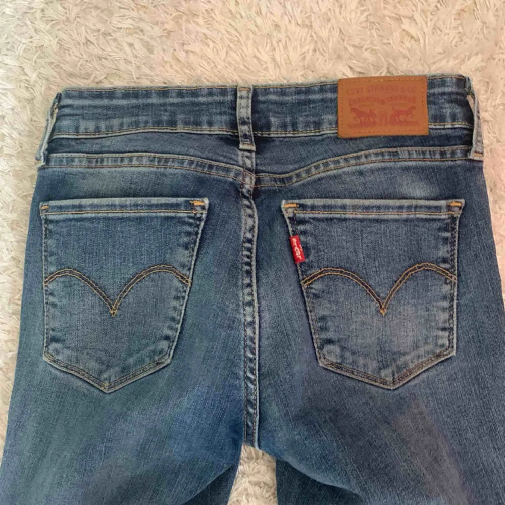 Jeans i storlek 25 från Levi’s, modell 711 Skinny👖. Jeans & Byxor.