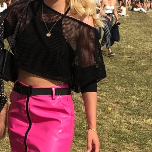 Kjol och topp - Säljer den rosa kjolen (använd 1 tillfälle med lappar kvar) och den svarta ”nät-tröjan” Kjolen passar XS-S och tröjan likaså. Pris på kjolen: 100kr + frakt. Pris på tröjan: 80kr + frakt. PAKETPRIS: 150kr + frakt🌸