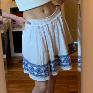  - Fin och somrig kjol som jag säljer pga den är för stor för mig✨ Väldigt bra skick, knappt använd! 