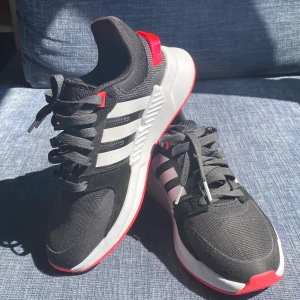 Adidas skor storlek 37 1/3 - ETT PAR ADIDAS SKOR! 🌸 Storlek 37 1/3. Helt nya! Använd endast en gång. Endast frakt 🚚 Köparen betalar för frakt. Betalning via swish ✅