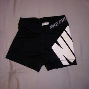 ⚡️Nike pro short använda några gånger, men är i bra skick. Shortsen är i strlk XS och känns väldigt små. Originalpris ligger på 250 men säljs för 80. Frakt tillkommer men kan mötas upp i Stockholms området. 