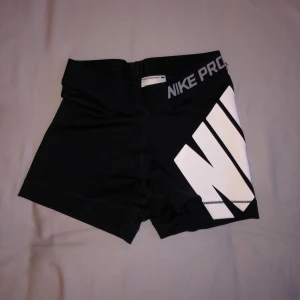 Nike pro shorts - ⚡️Nike pro short använda några gånger, men är i bra skick. Shortsen är i strlk XS och känns väldigt små. Originalpris ligger på 250 men säljs för 80. Frakt tillkommer men kan mötas upp i Stockholms området. 