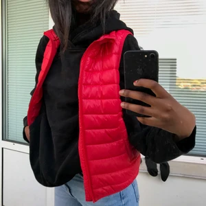 Cool röd väst!!🥊 - As cool röd väst perfekt till senare sommarkvällar, som tyvärr inte används längre. I mycket bra skick! BUDA!❤️frakt tillkommer 
