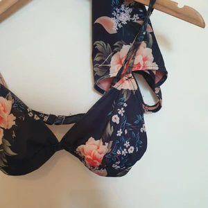 Bikini - Superfin somrig blå bikini, använd en gång. Säljes då jag aldrig använder den. Köparen står för frakt.