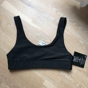  - Helt oanvänd svart bikinitopp från Nelly! Storlek M, säljes pga att den inte har kommit till användning. Prislappar kvar, endast provad❤️