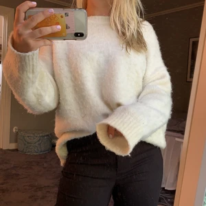 Vit stickad - Så fin vit stickad tröja från Zara i storlek S, dock väldigt stor i modell men otroligt skön. Helt oanvänd. 150 kr + frakt 