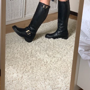 vinterkängor - svarat jhonny bulls med guld detaljer. i storlek 37 men skulle kunna vara en mindre 38. dem är ganska så använda men fortfarande fina. (köparen står för frakten)