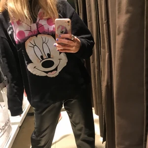 Zara sweatshirt - En sweatshirt från Zara med tryck. Knapp använd och är i en super najs modell. Köparen står för frakt men möts även upp i stockholm. 