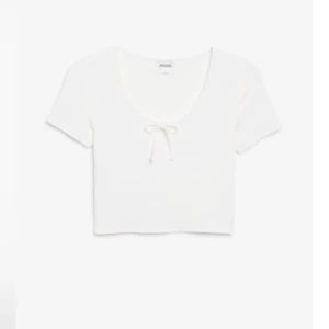 T-shirt Monki - Säljer den här vita t-shirten med knytning från Monki, då den inte passar mig. Hör av dig vid fler bilder eller vid intresse/frågor, frakten är inkluderad!!!! 🤍🤍⚡️
