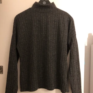 Tröja  - Använd 1 gång är i fint skick som ny.