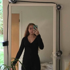  - Svart urringad body, ändast använd två gånger, mycket bra skick. 