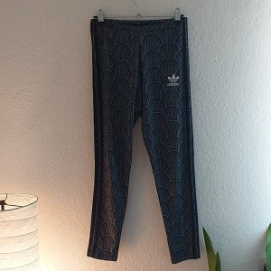 Adidar träningstights mönster snäckor  - Använda en gång